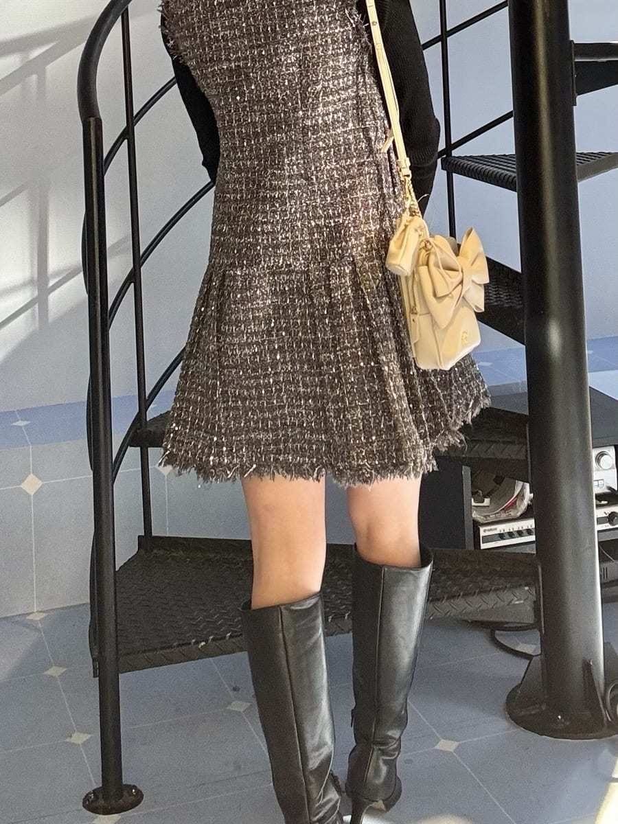 ブラック系のブーツ、グレー系のブルゾン、グレー系のワンピースを着用したレディースの冬コーディネートの6枚目の写真