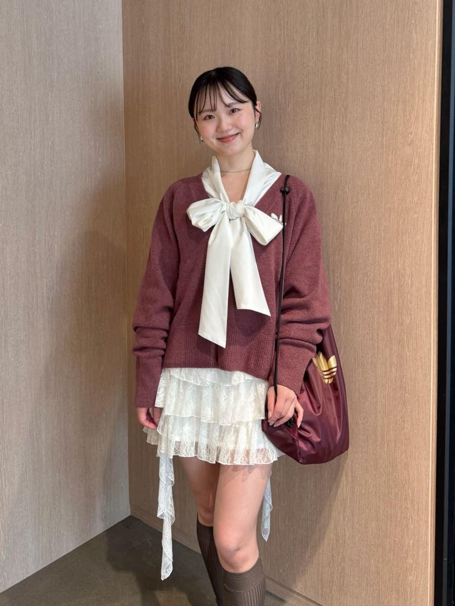ホワイト系のその他パンツ、ホワイト系のシャツ/ブラウスを着用したレディースの秋コーディネートの4枚目の写真