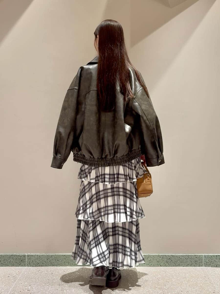 ブラウン系のブルゾン、その他のワンピース、ブラウン系のブーツを着用したレディースの秋コーディネートの2枚目の写真