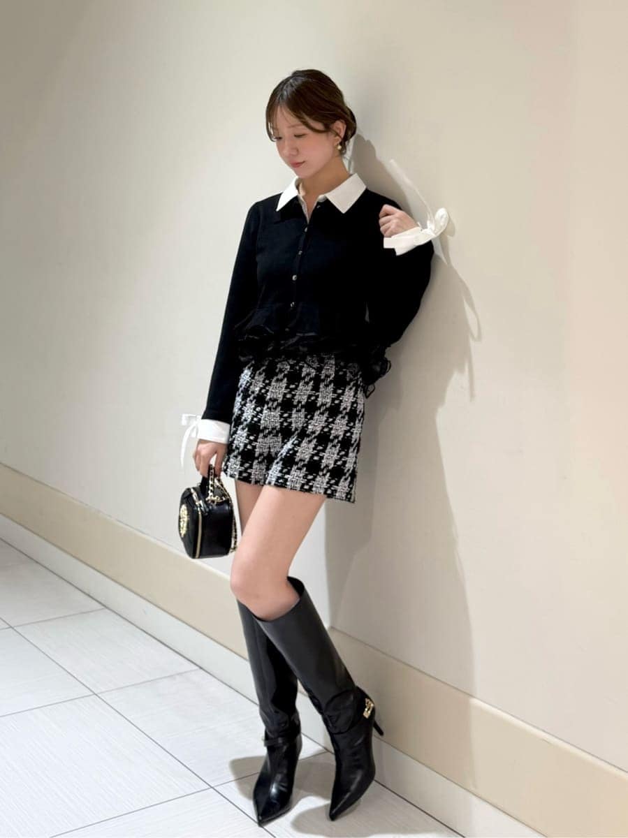 ブラック系のその他パンツ、ブラック系のカーディガン/ボレロ、ブラック系のブーツを着用したレディースの秋コーディネートの5枚目の写真