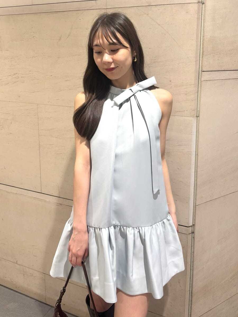 ブラウン系のブルゾン、ブルー系のワンピース、ブラウン系のブーツを着用したレディースの秋コーディネートの7枚目の写真