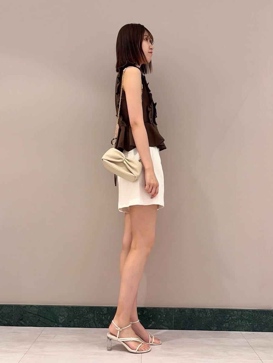 ホワイト系のサンダル、ホワイト系のその他パンツ、ブラウン系のシャツ/ブラウスを着用したレディースの夏コーディネートの3枚目の写真
