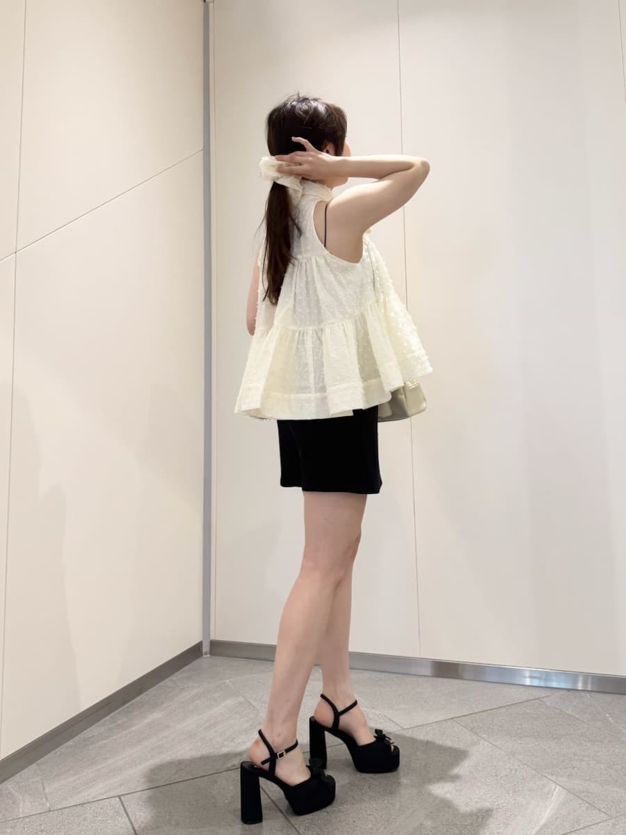 ブラック系のその他パンツ、ホワイト系のシャツ/ブラウス、ブラック系のサンダルを着用したレディースの春コーディネートの5枚目の写真