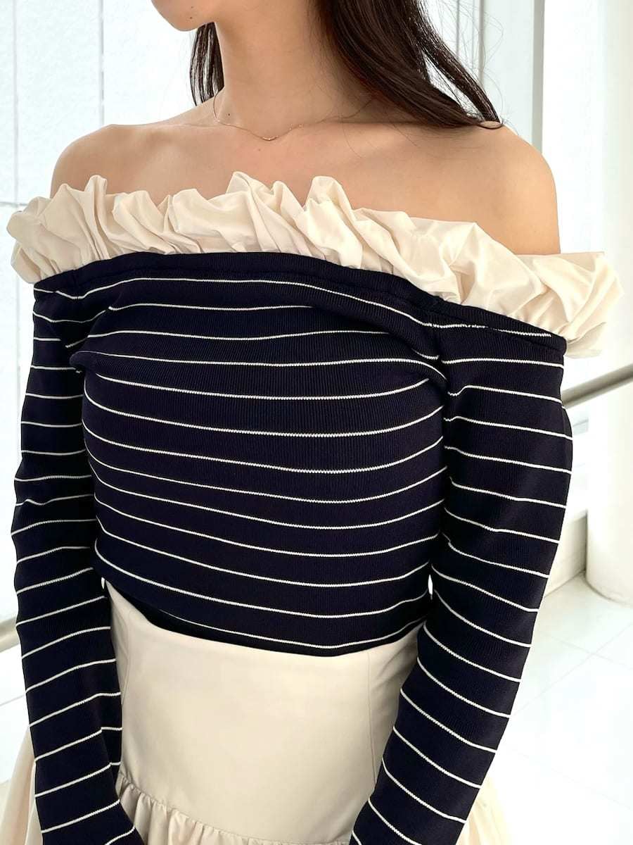 ブラック系のブーツ、ホワイト系のスカート、その他のニット/セーターを着用したレディースの冬コーディネートの4枚目の写真