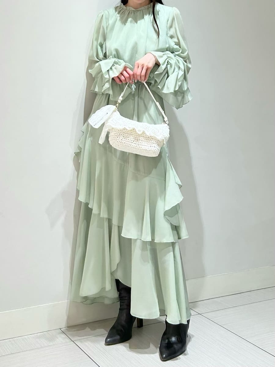 グレー系のブーツ、グリーン系のワンピースを着用したレディースの冬コーディネートの2枚目の写真