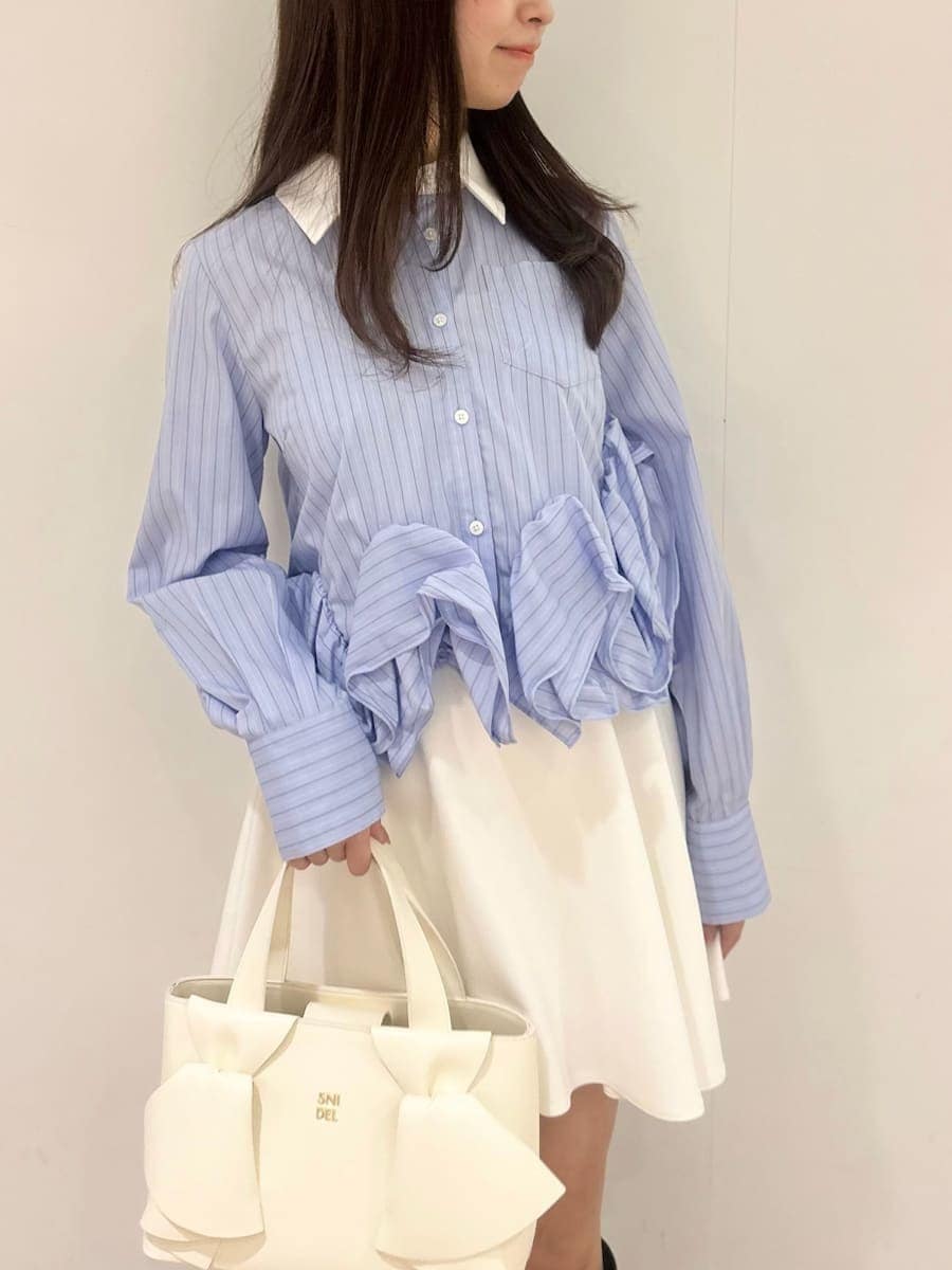 ブラック系のブーツ、ホワイト系のその他パンツ、その他のシャツ/ブラウスを着用したレディースの冬コーディネートの4枚目の写真