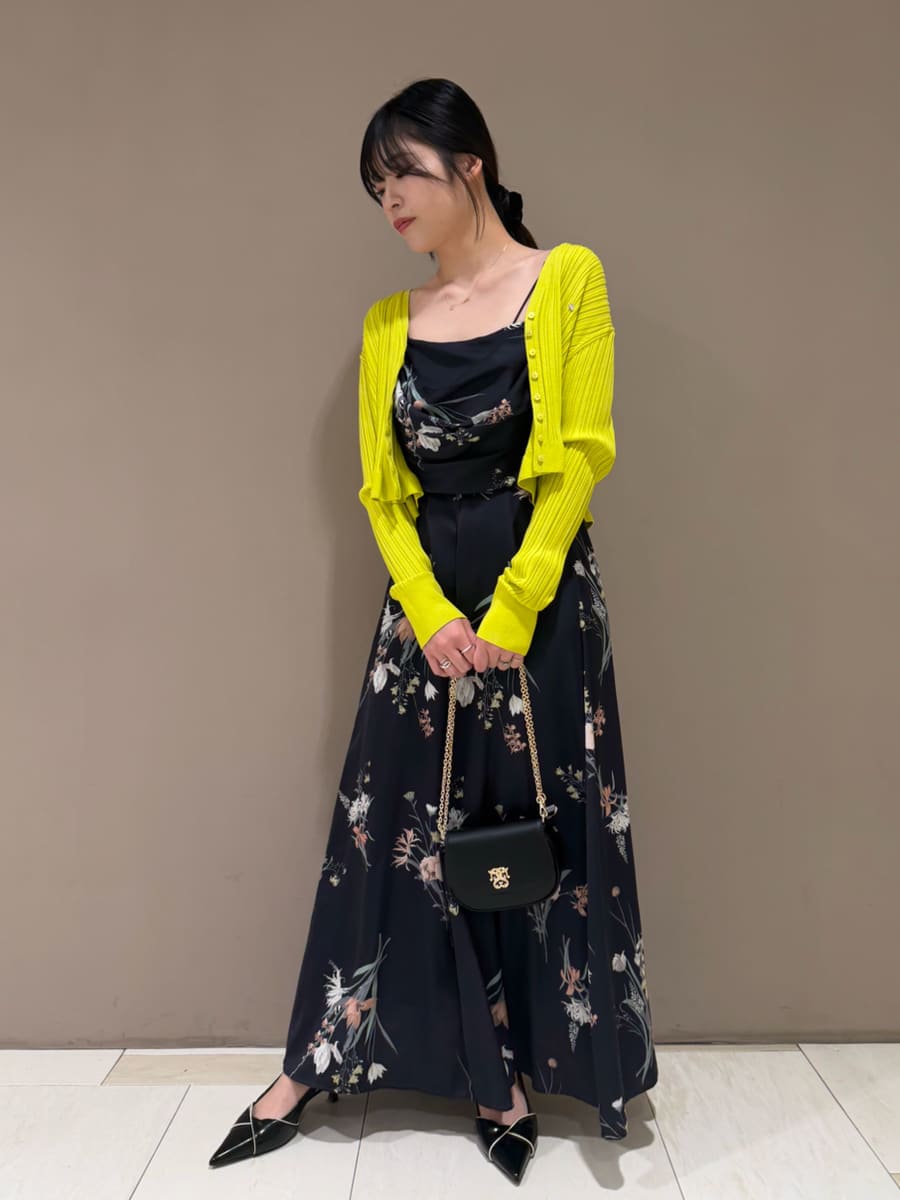 イエロー系のカーディガン/ボレロ、ブルー系のワンピース、ブラック系のパンプスを着用したレディースの冬コーディネートの2枚目の写真