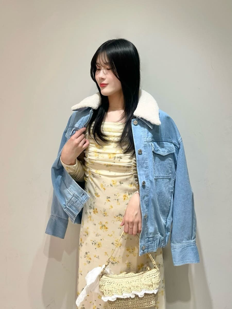 ブラウン系のブーツ、ブルー系のブルゾン、イエロー系のワンピースを着用したレディースの冬コーディネートの2枚目の写真