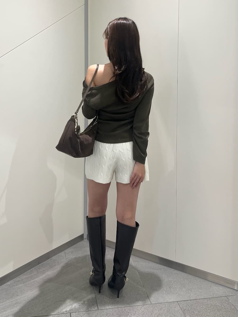 その他のブルゾン、ホワイト系のその他パンツ、ブラウン系のニット/セーターを着用したレディースの秋コーディネートの8枚目の写真