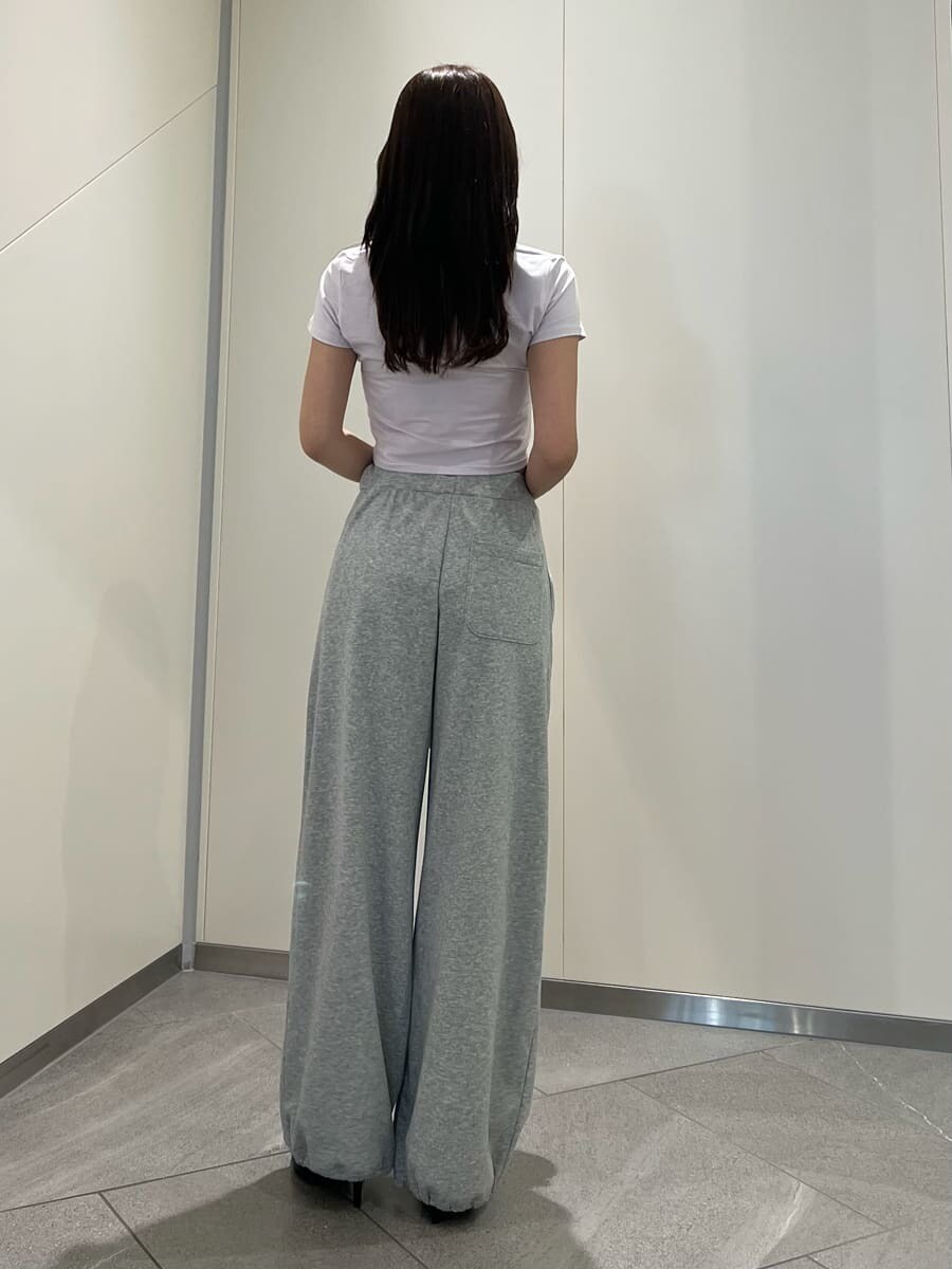 シルバー系のショルダーバッグ、グレー系のその他パンツ、ブラック系のサンダルを着用したレディースの夏コーディネートの3枚目の写真