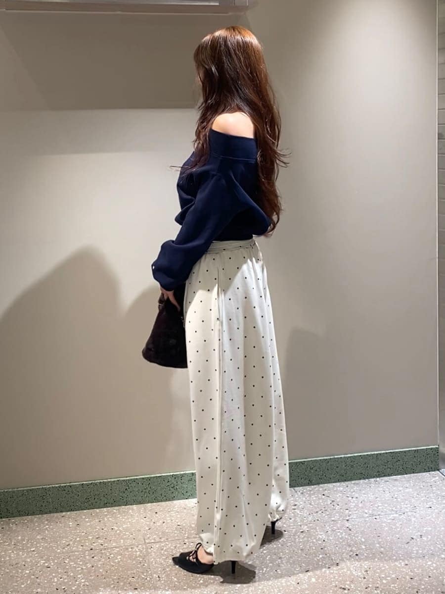 その他のその他パンツ、ブルー系のワンピース、ブラック系のサンダルを着用したレディースの秋コーディネートの7枚目の写真