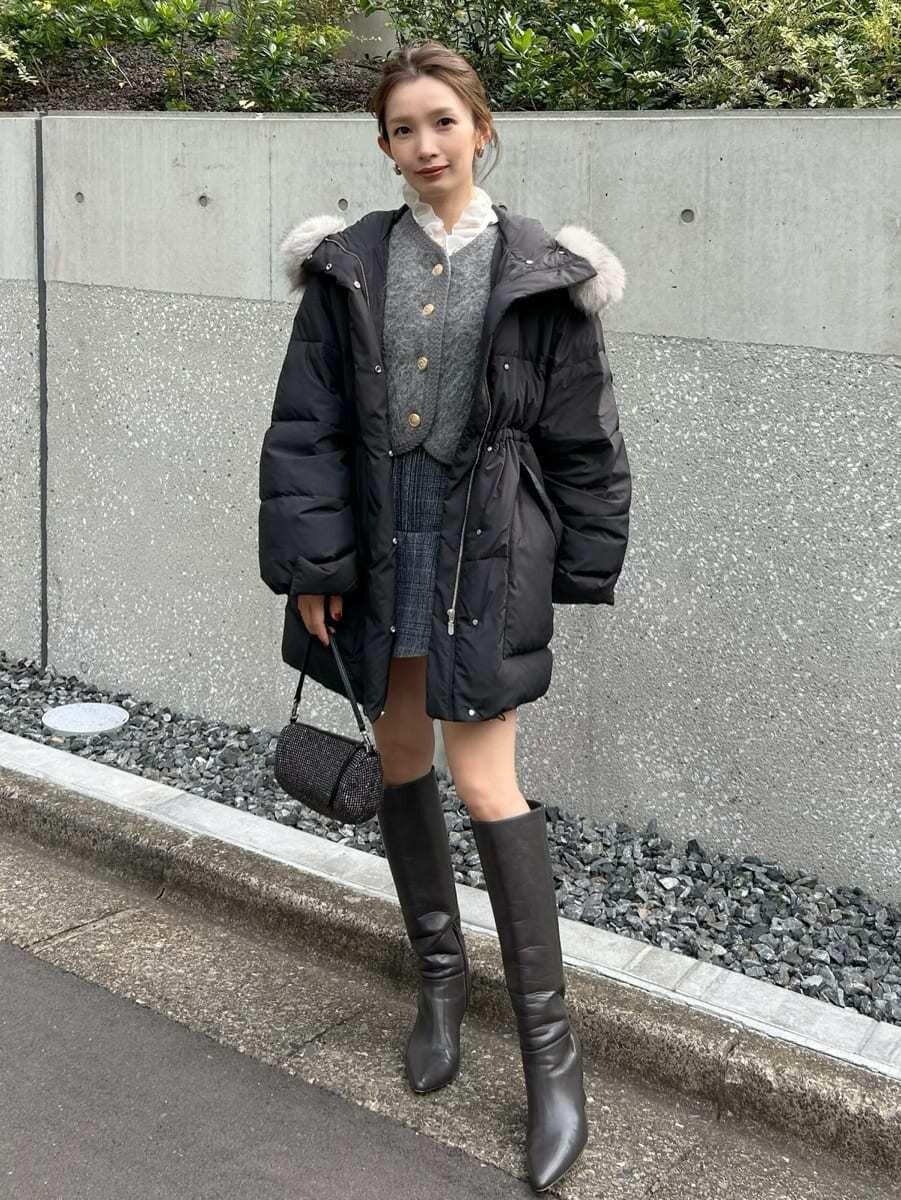 グレー系のブーツ、グレー系のノーカラージャケット、その他のその他パンツを着用したレディースの秋コーディネートの3枚目の写真