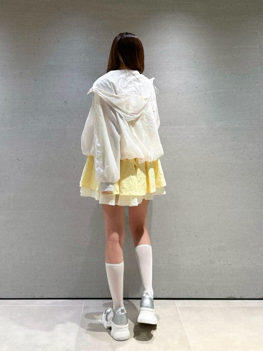 ホワイト系のブルゾン、シルバー系のスニーカーを着用したレディースの春コーディネートの5枚目の写真