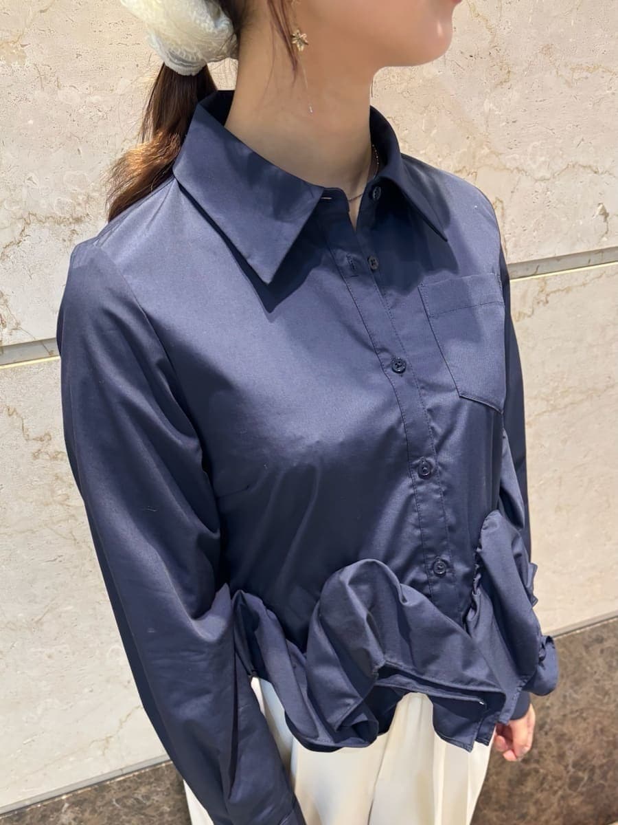 ホワイト系のその他パンツ、ブルー系のシャツ/ブラウス、ブラック系のパンプスを着用したレディースの冬コーディネートの9枚目の写真