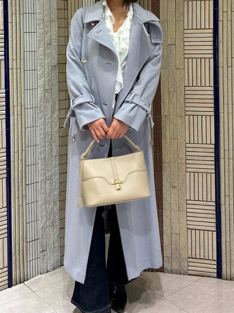 ブラック系のブーツ、ブルー系のその他パンツ、ブルー系のチェスターコートを着用したレディースの冬コーディネートの4枚目の写真