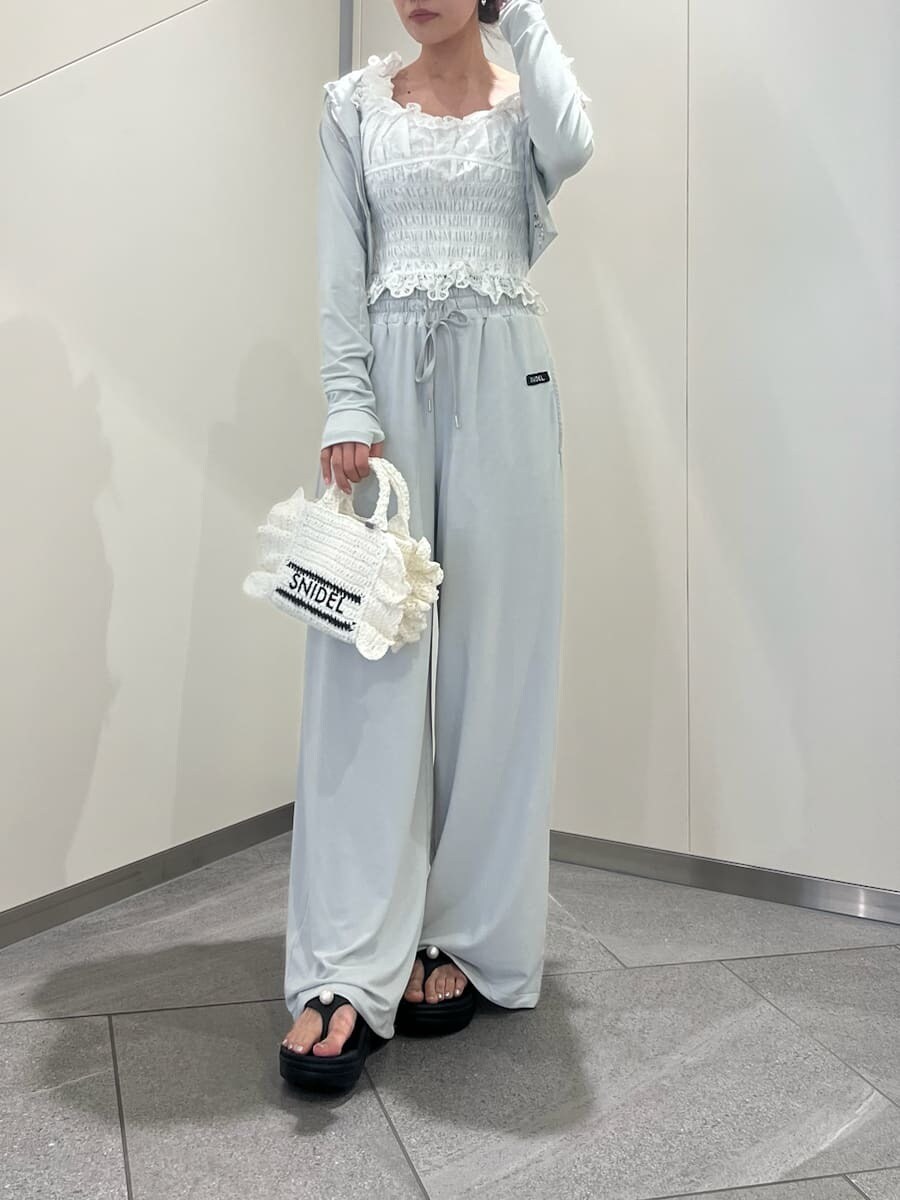 シルバー系のその他パンツ、ホワイト系のシャツ/ブラウス、シルバー系のパーカーを着用したレディースの春コーディネートの3枚目の写真