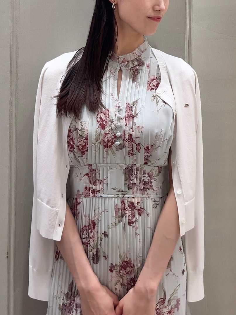 グリーン系のワンピース、ホワイト系のカーディガン/ボレロ、ホワイト系のショルダーバッグを着用したレディースの春コーディネートの2枚目の写真