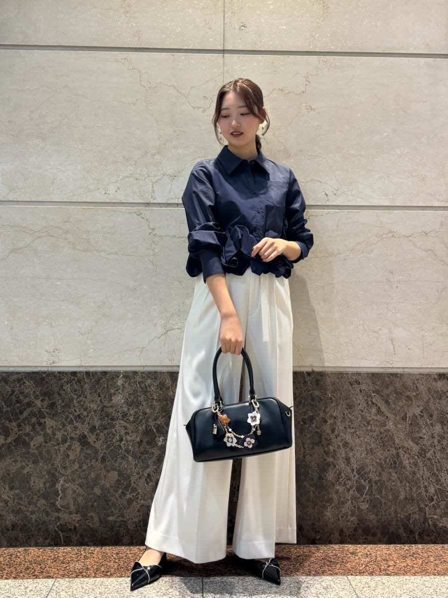 ホワイト系のその他パンツ、ブルー系のシャツ/ブラウス、ブラック系のパンプスを着用したレディースの冬コーディネートの4枚目の写真