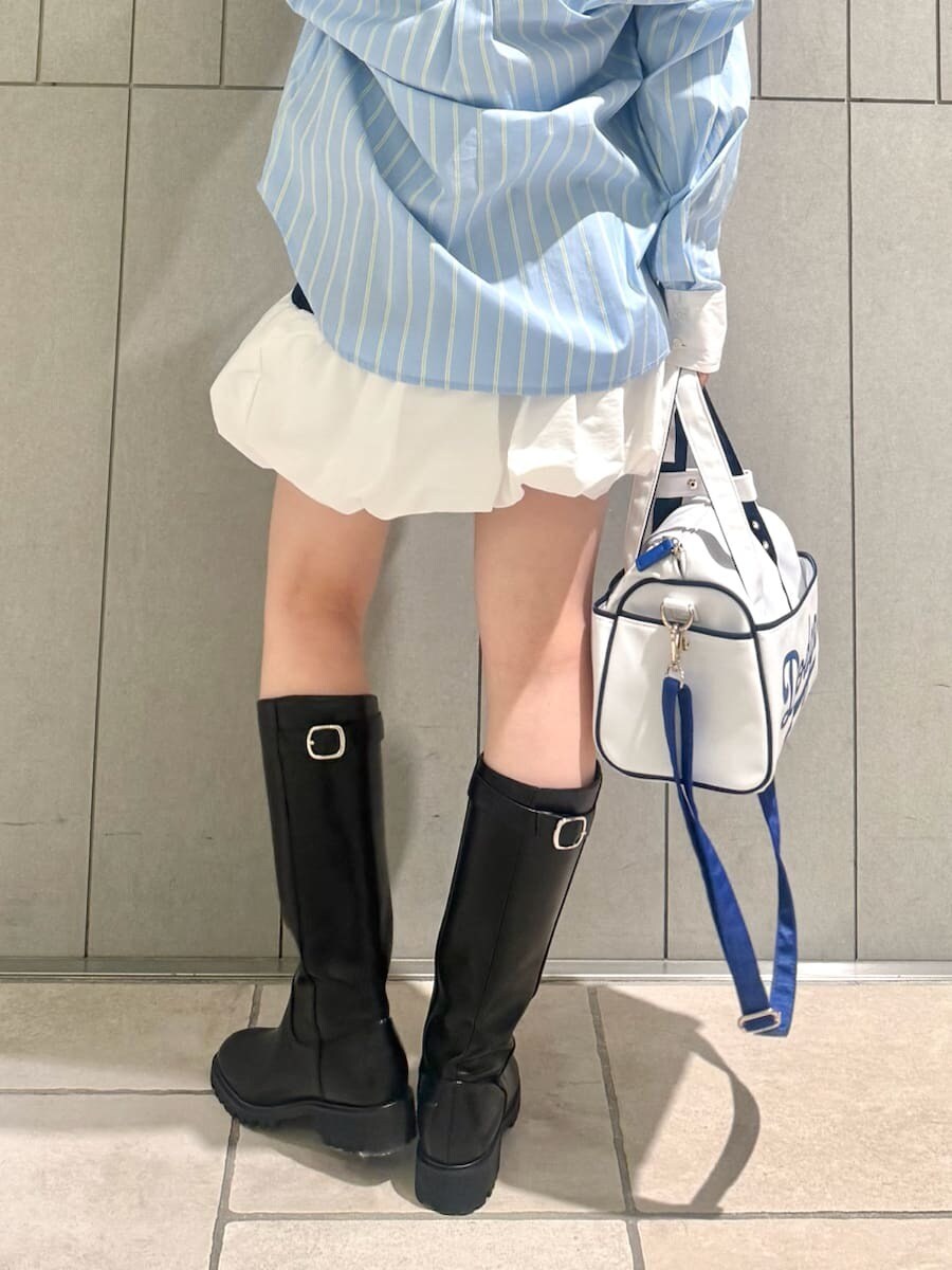 ブルー系のワンピース、ブルー系のシャツ/ブラウス、ゴールド系のイヤリングを着用したレディースの夏コーディネートの7枚目の写真