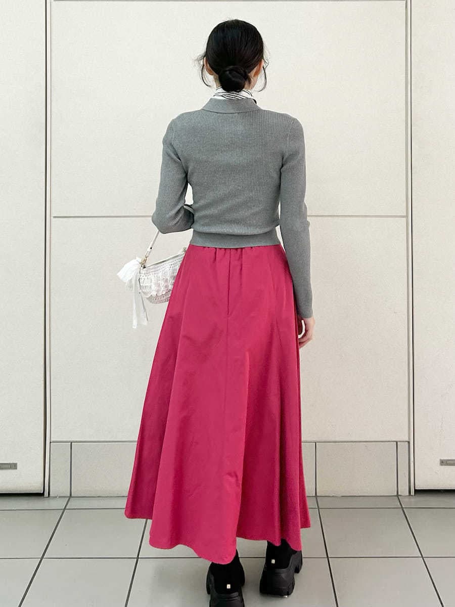 ブラック系のブーツを着用したレディースの冬コーディネートの4枚目の写真