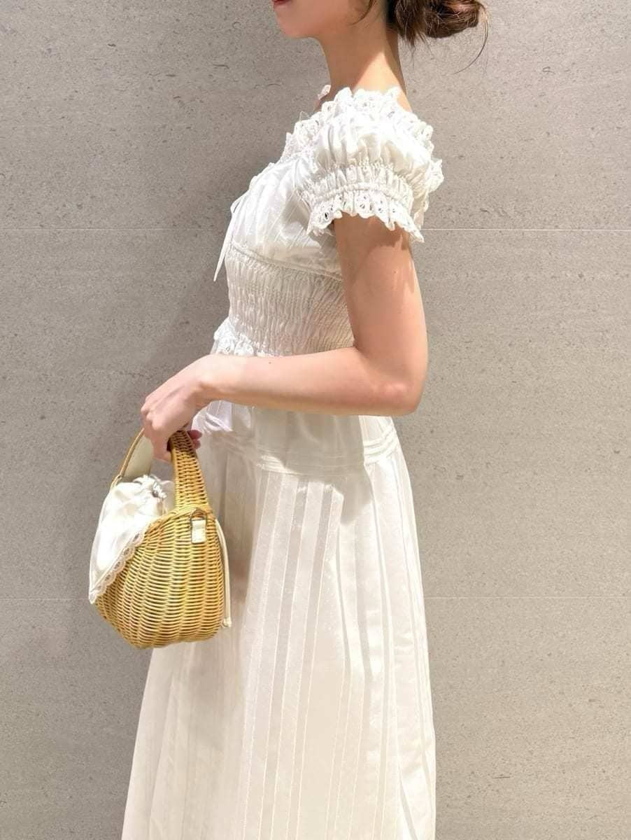 ホワイト系のかごバッグ、ホワイト系のワンピース、その他のサンダルを着用したレディースの夏コーディネートの4枚目の写真