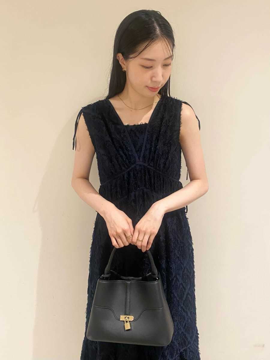 ブルー系のワンピース、ブラック系のブーツ、ブラック系のショルダーバッグを着用したレディースの秋コーディネートの5枚目の写真