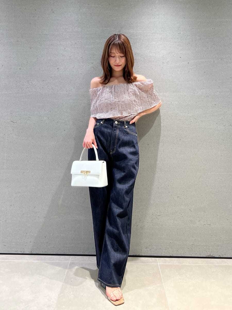 ブラウン系のシャツ/ブラウス、ホワイト系のデニムパンツ、ホワイト系のショルダーバッグを着用したレディースの夏コーディネートの4枚目の写真