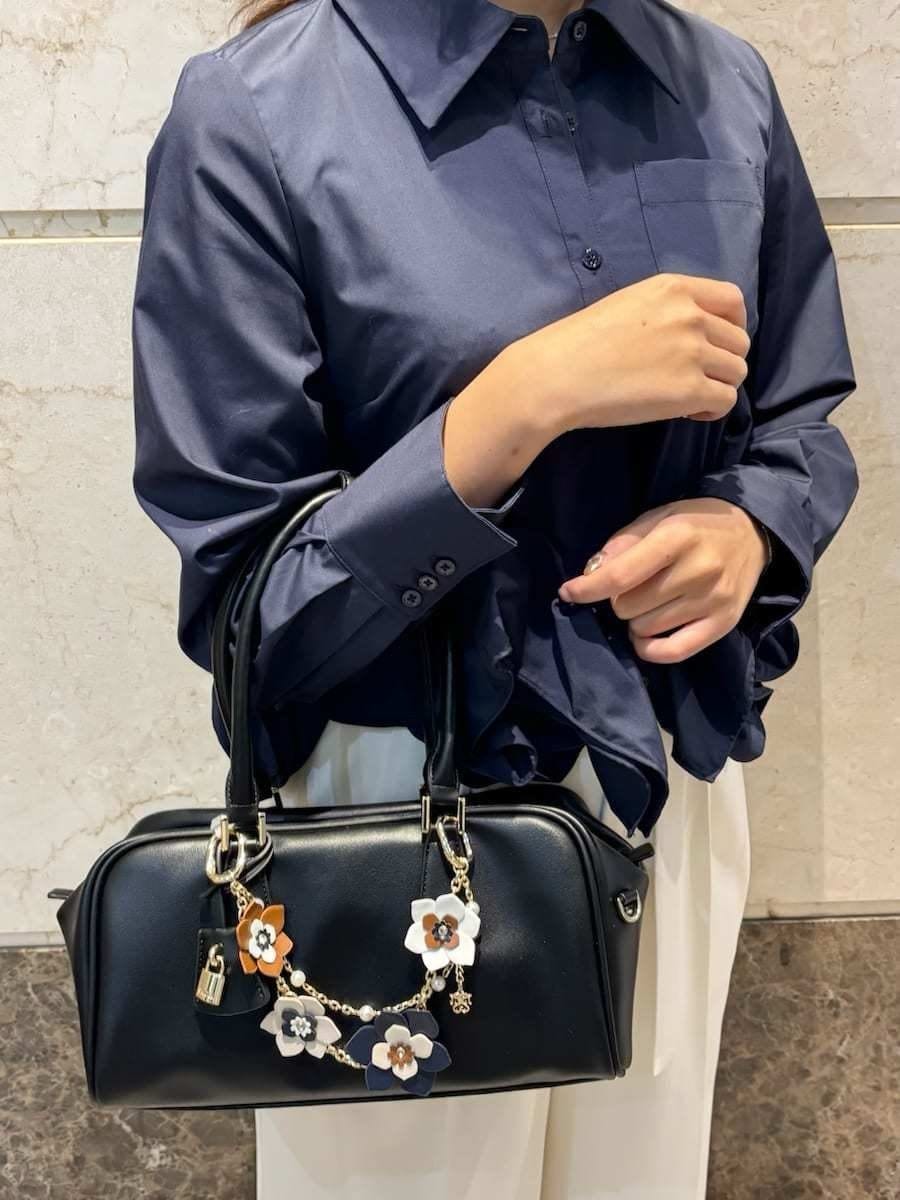 ホワイト系のその他パンツ、ブルー系のシャツ/ブラウス、ブラック系のパンプスを着用したレディースの冬コーディネートの10枚目の写真