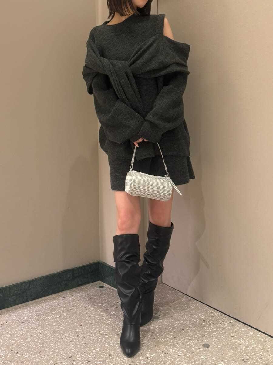 グレー系のその他パンツ、グレー系のニット/セーターを着用したレディースの冬コーディネートの5枚目の写真