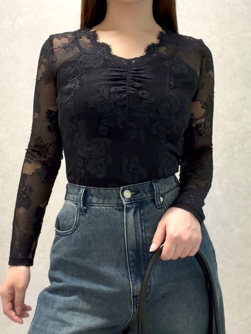 ブルー系のデニムパンツ、ブラック系のTシャツ/カットソー、ブラック系のパンプスを着用したレディースの秋コーディネートの4枚目の写真