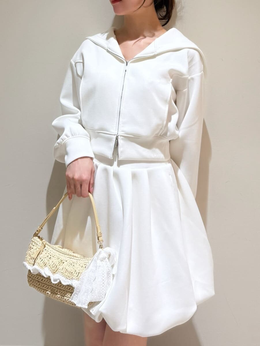 ブラウン系のブーツ、ホワイト系のワンピースを着用したレディースの冬コーディネートの3枚目の写真