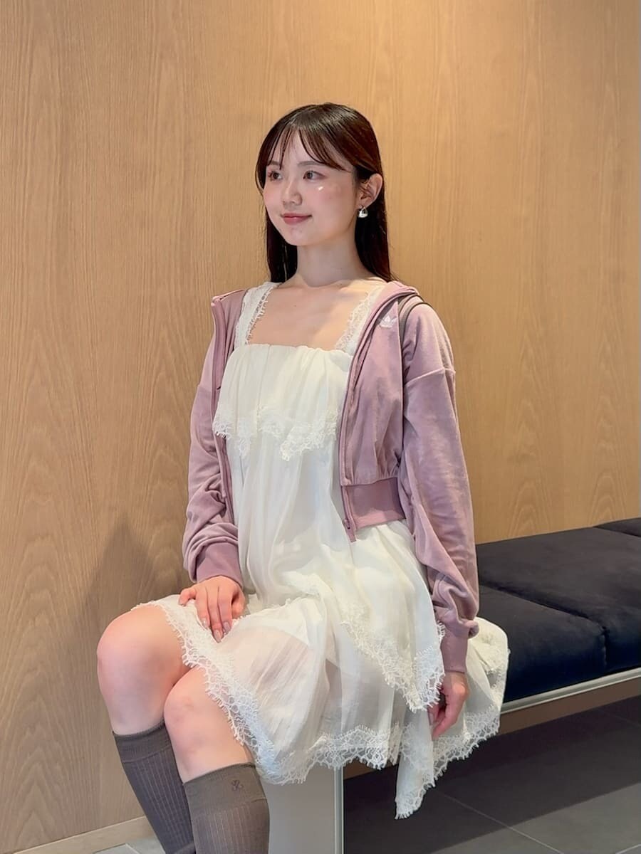 ブラウン系のソックス/靴下を着用したレディースの秋コーディネートの6枚目の写真