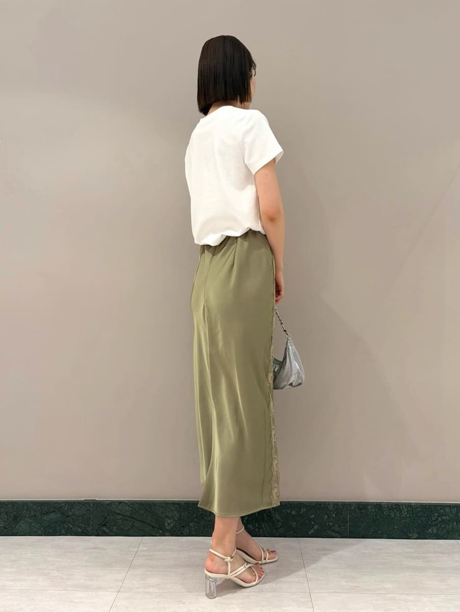 ホワイト系のサンダル、グリーン系のスカート、シルバー系のショルダーバッグを着用したレディースの夏コーディネートの3枚目の写真