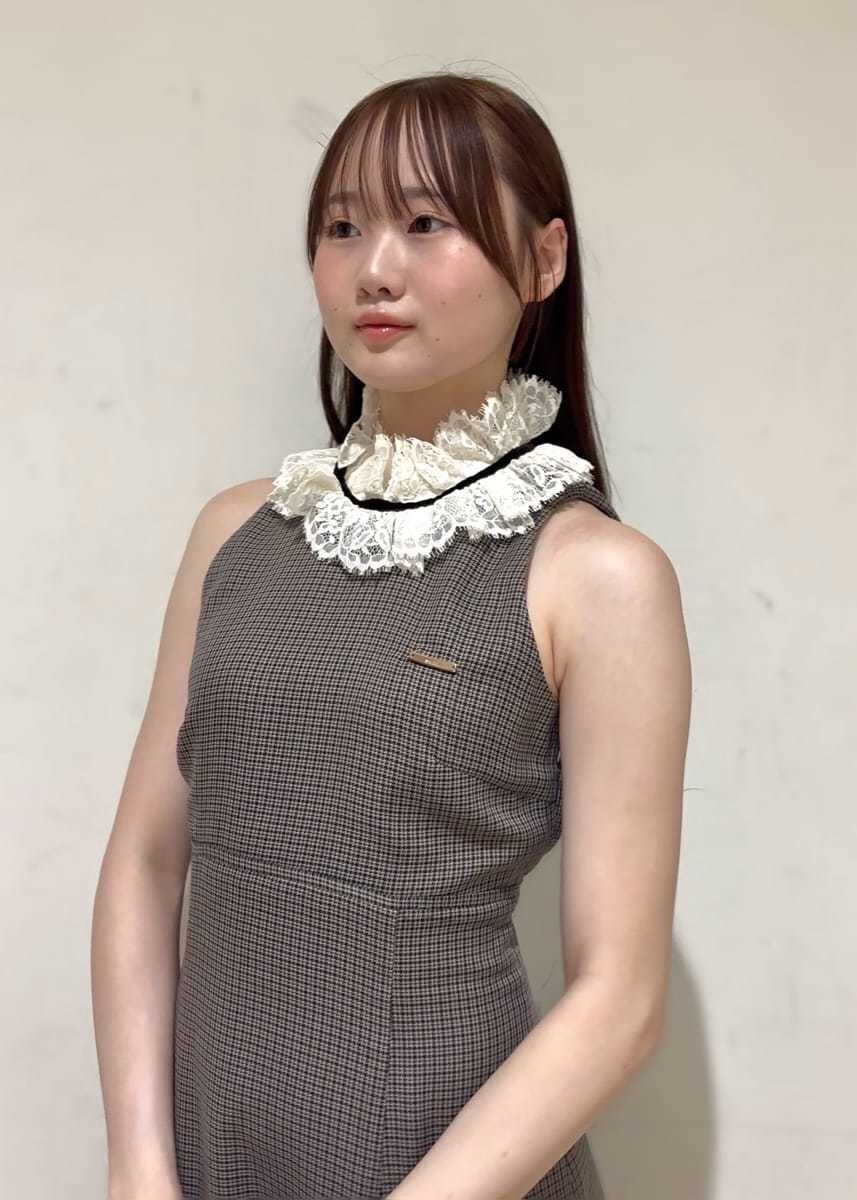 ブラウン系のハンドバッグ、ブラウン系のワンピース、その他のサンダルを着用したレディースの夏コーディネートの5枚目の写真