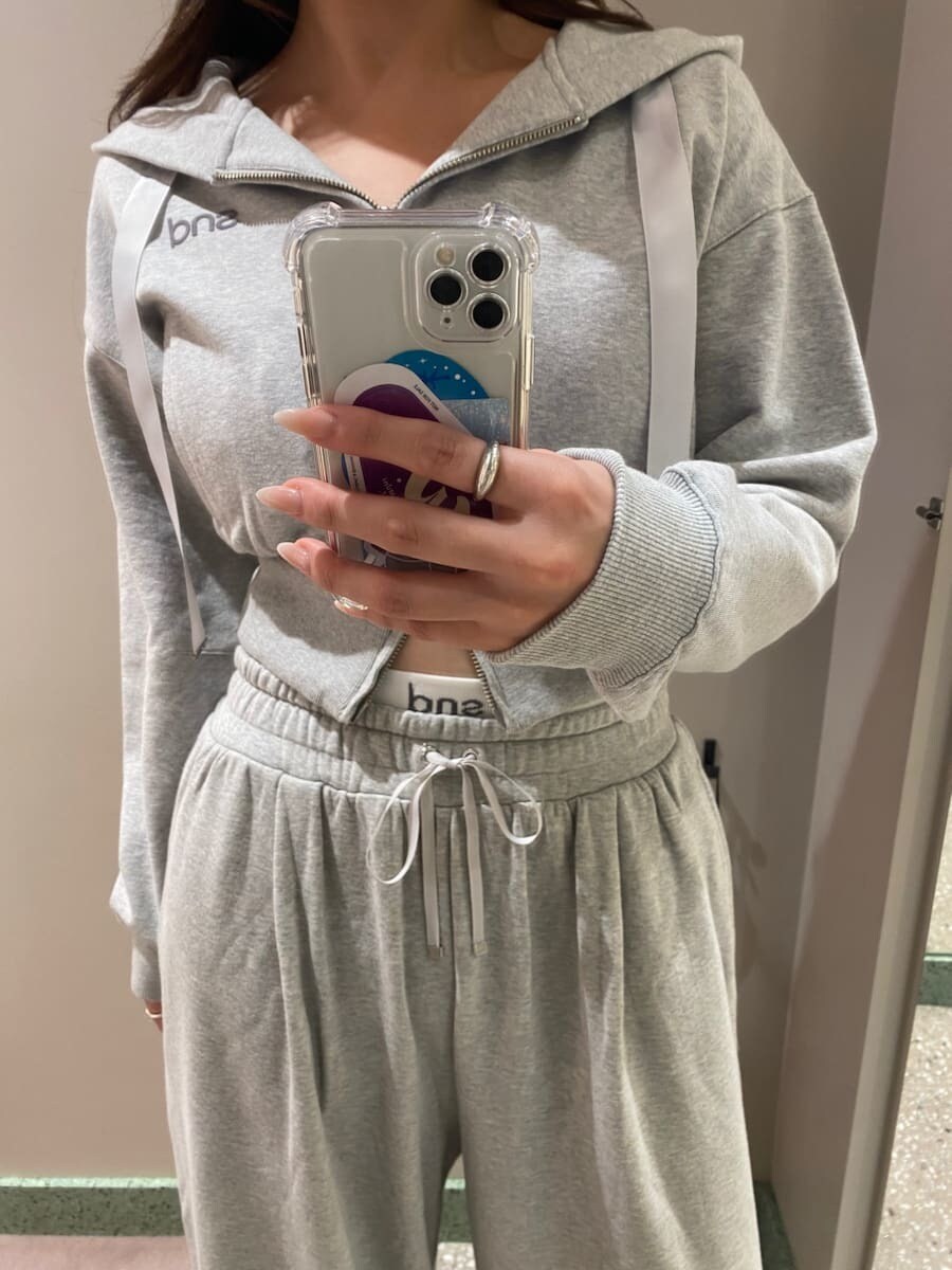ブラック系のテーラードジャケット、グレー系のその他パンツ、グレー系のパーカーを着用したレディースの秋コーディネートの9枚目の写真