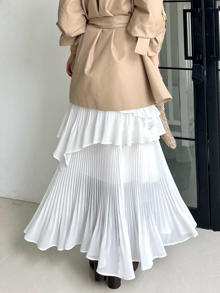 ホワイト系のスカートを着用したレディースの冬コーディネートの6枚目の写真