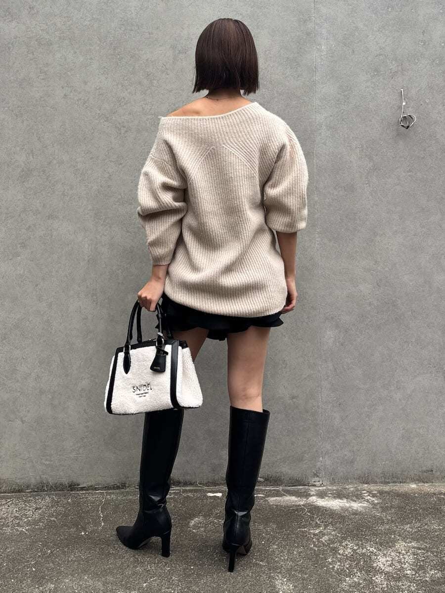 ブラック系のブーツ、ブラック系のハンドバッグ、ブラック系のその他パンツを着用したレディースの秋コーディネートの5枚目の写真