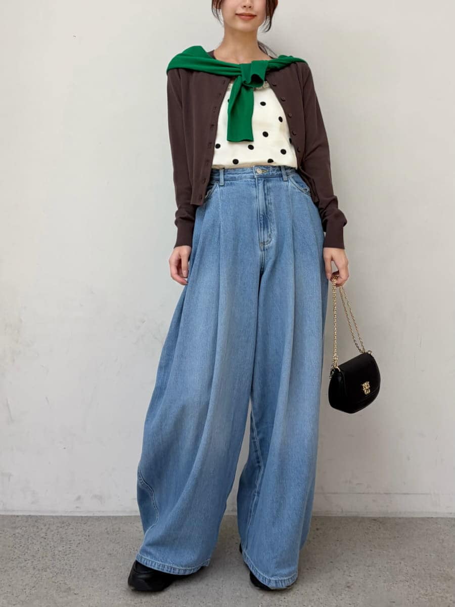 その他のキャミソール、グリーン系のカーディガン/ボレロ、ブラック系のショルダーバッグを着用したレディースの冬コーディネートの2枚目の写真