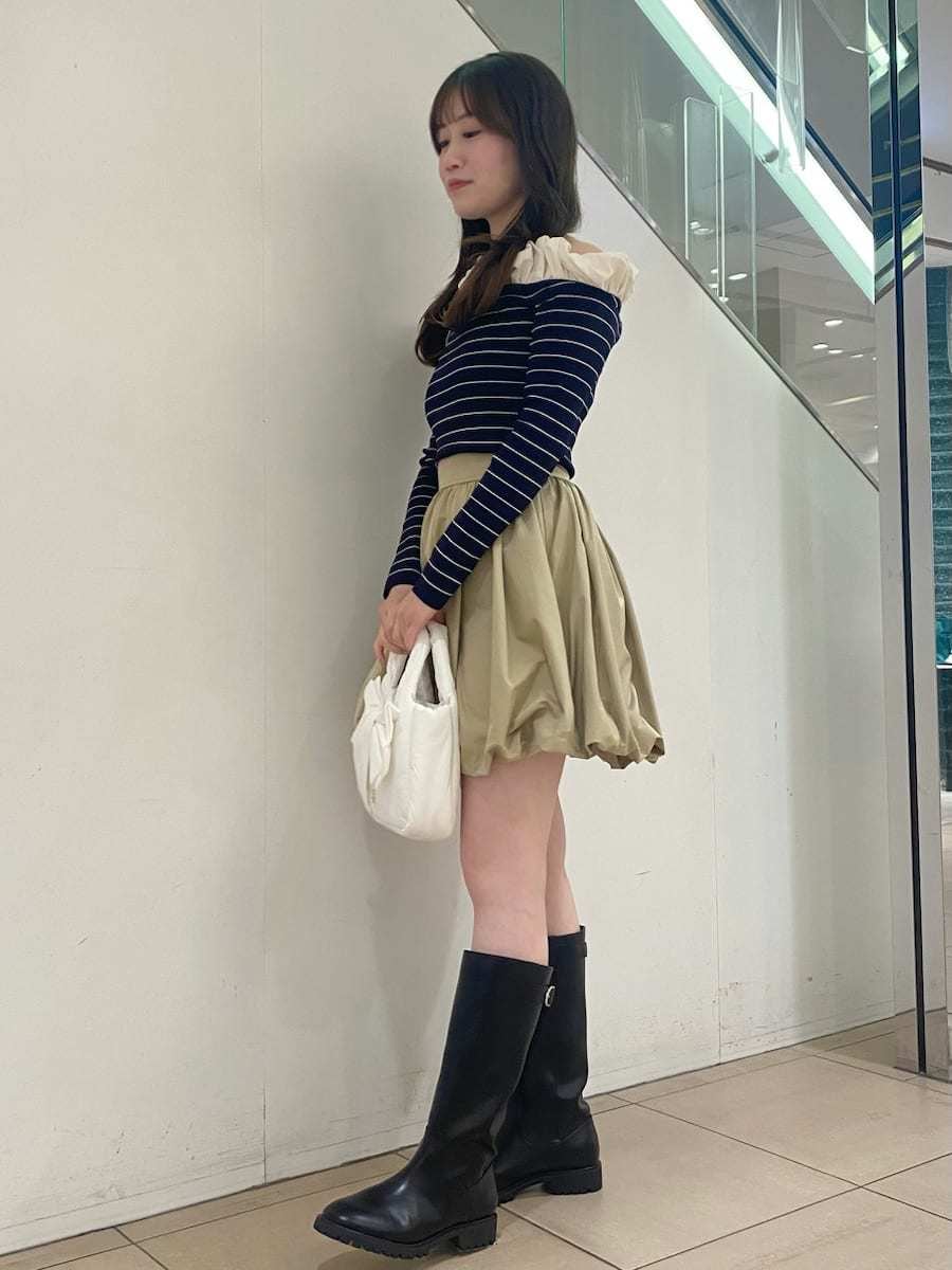 ベージュ系のその他パンツ、その他のニット/セーターを着用したレディースの冬コーディネートの2枚目の写真