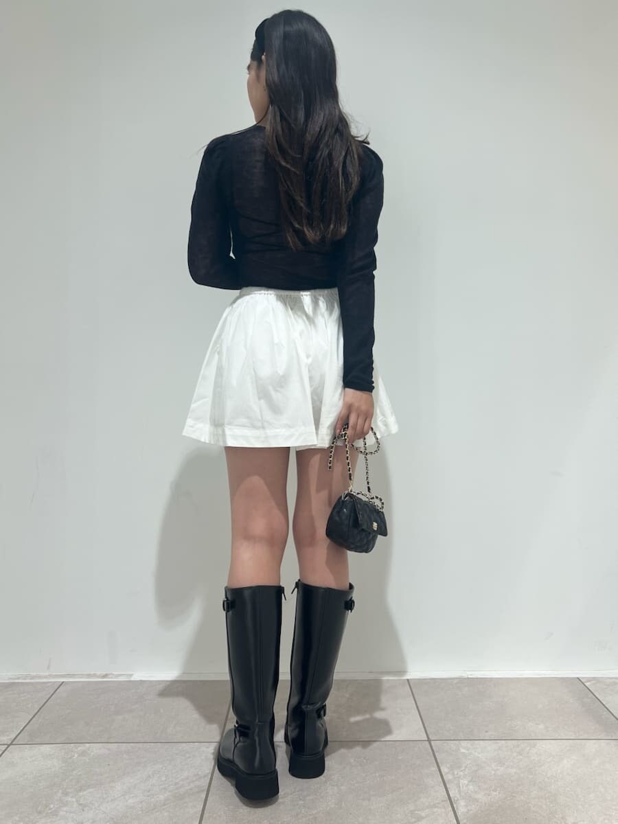 グレー系のニット/セーター、ホワイト系のその他パンツ、ブラック系のショルダーバッグを着用したレディースの夏コーディネートの3枚目の写真