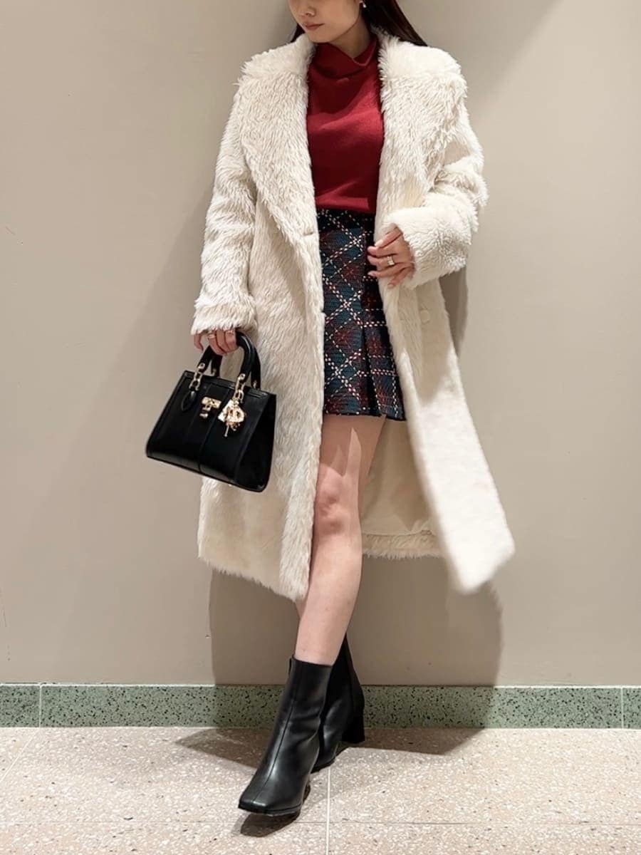 ブルー系のその他パンツ、レッド系のニット/セーター、ブラック系のハンドバッグを着用したレディースの冬コーディネートの2枚目の写真