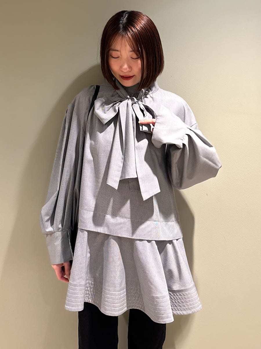 ブラック系のパンプス、その他のシャツ/ブラウス、ブラック系のショルダーバッグを着用したレディースの冬コーディネートの5枚目の写真