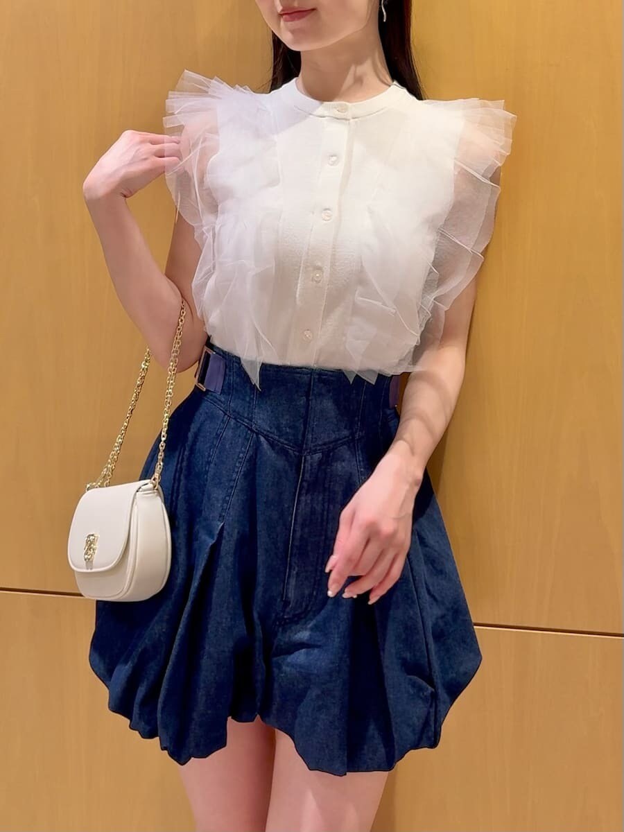 ブルー系のその他パンツ、ホワイト系のニット/セーター、ホワイト系のショルダーバッグを着用したレディースの春コーディネートの6枚目の写真