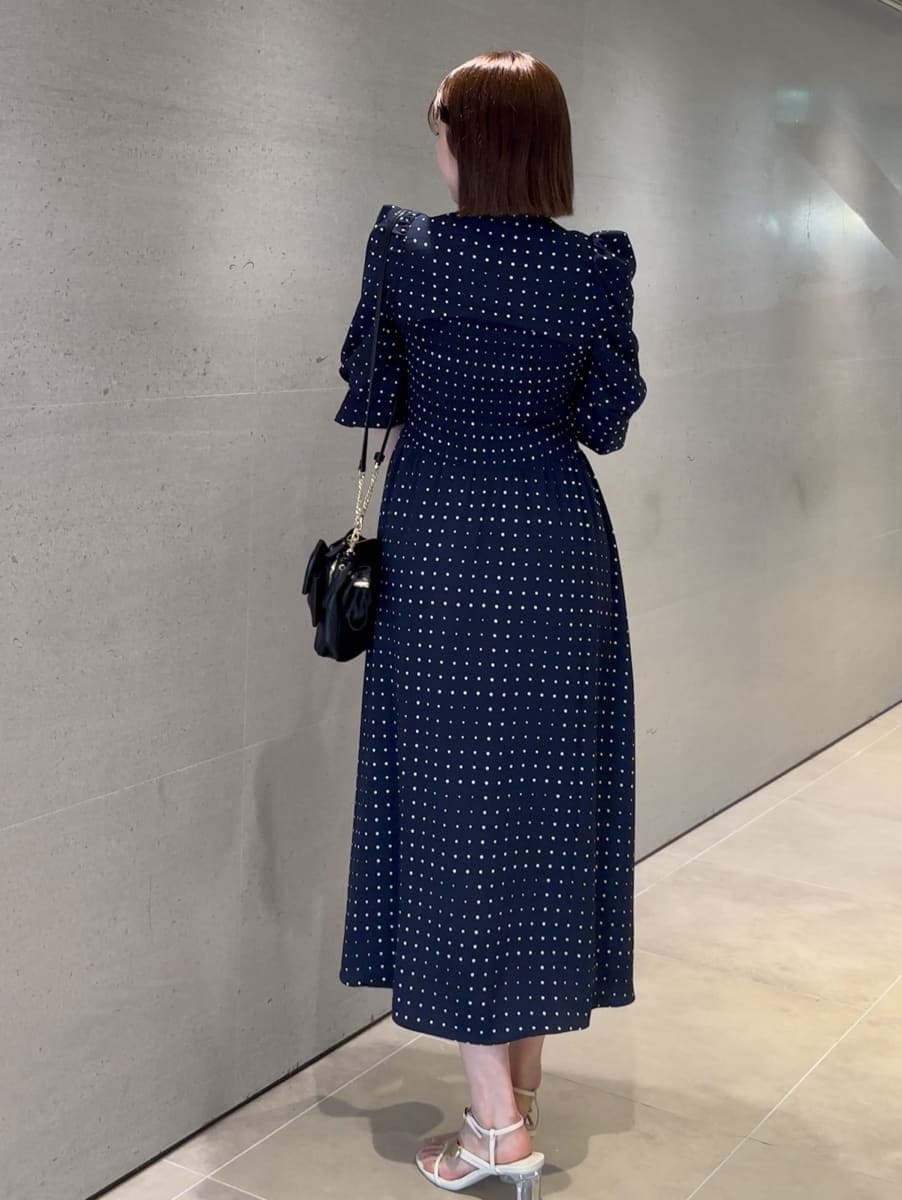 ブルー系のワンピースを着用したレディースの春コーディネートの3枚目の写真