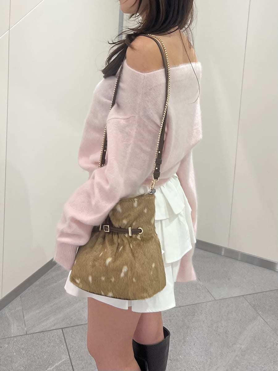 ホワイト系のその他パンツ、ピンク系のニット/セーター、ブラウン系のブーツを着用したレディースの秋コーディネートの6枚目の写真