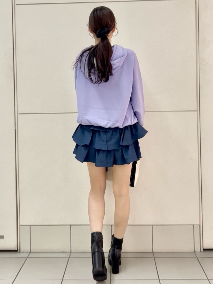 ブルー系のその他パンツ、ブラック系のショルダーバッグを着用したレディースの秋コーディネートの4枚目の写真
