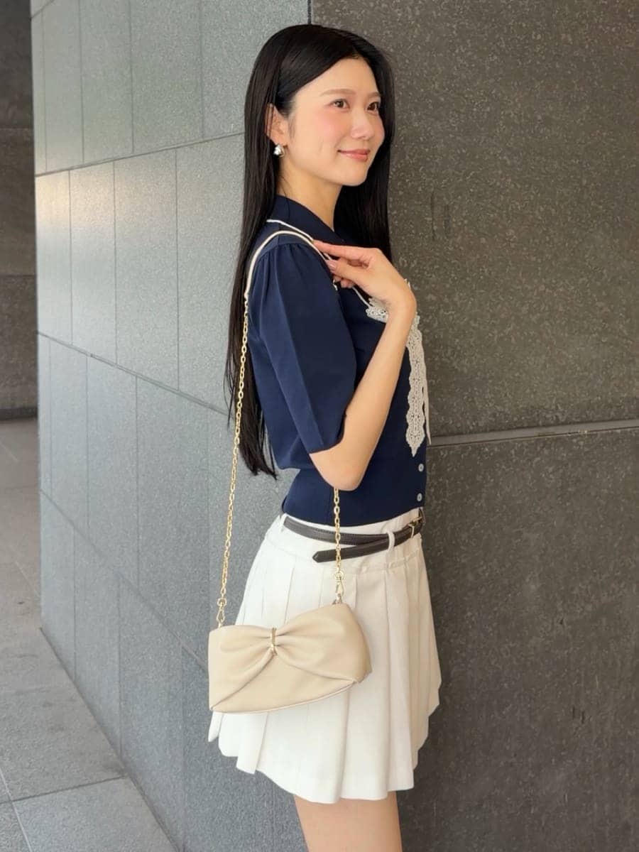 ホワイト系のその他パンツ、ブルー系のニット/セーターを着用したレディースの夏コーディネートの3枚目の写真