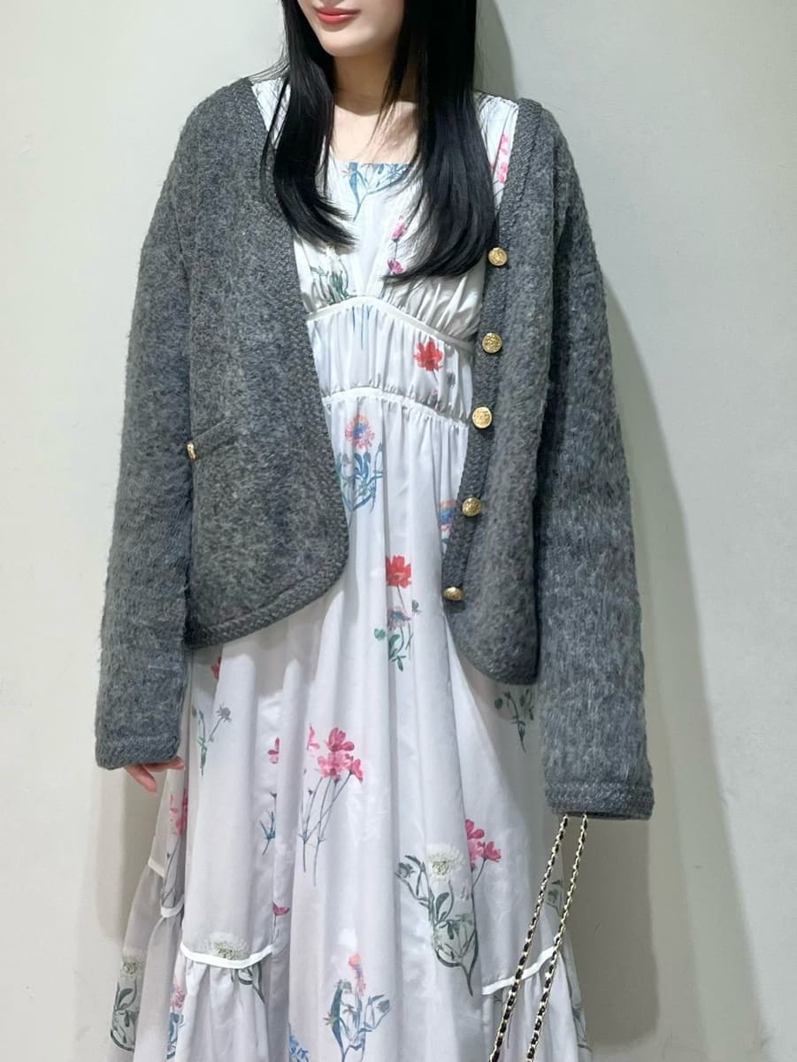 グレー系のワンピース、ブラック系のブーツ、ブラック系のショルダーバッグを着用したレディースの冬コーディネートの4枚目の写真