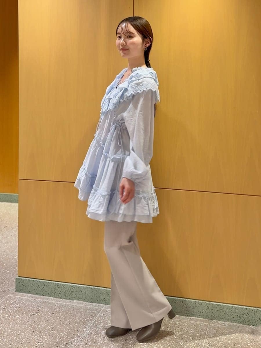 グレー系のその他パンツ、ブラック系のショルダーバッグ、ブルー系のその他トップスを着用したレディースの冬コーディネートの2枚目の写真