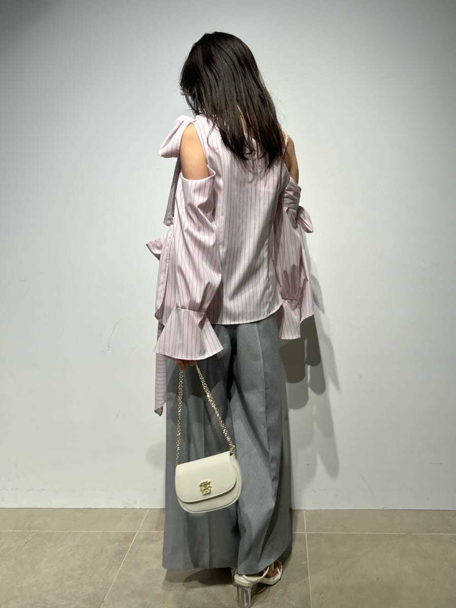 グレー系のその他パンツ、ホワイト系のショルダーバッグを着用したレディースの冬コーディネートの5枚目の写真